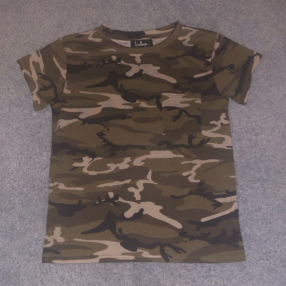 Lulus Camo T-Shirt in XS. This Shirt is in Excellent Condition looks Brand New.